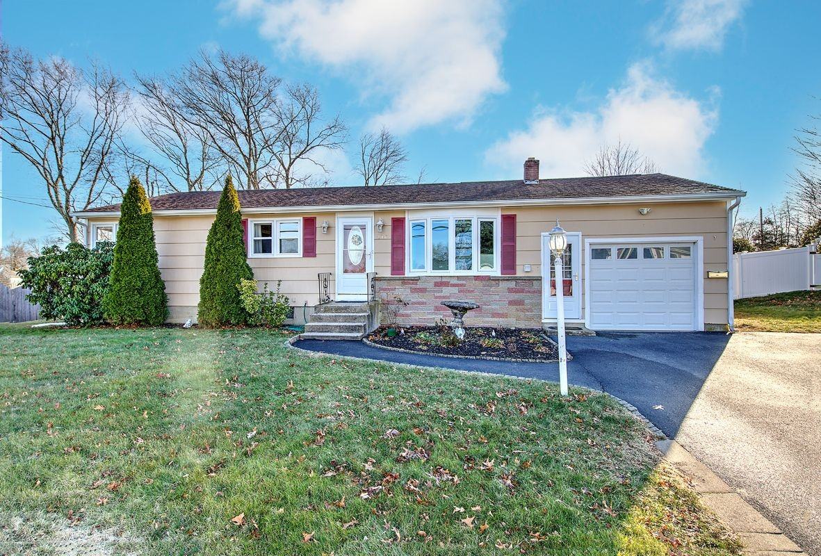 138 Youngs Avenue - Photo 2 of 22
