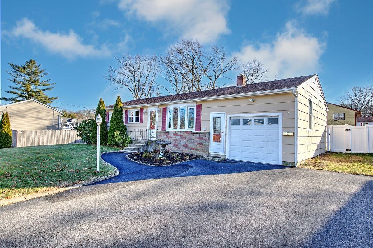 138 Youngs Avenue - Photo 3 of 22