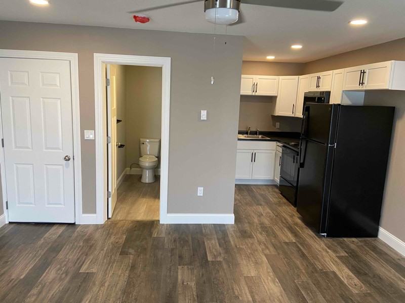 105 1/2 E South St #D - Photo 3 of 8