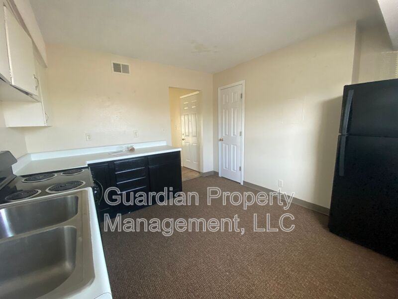 W 8th St - Photo 7 of 13