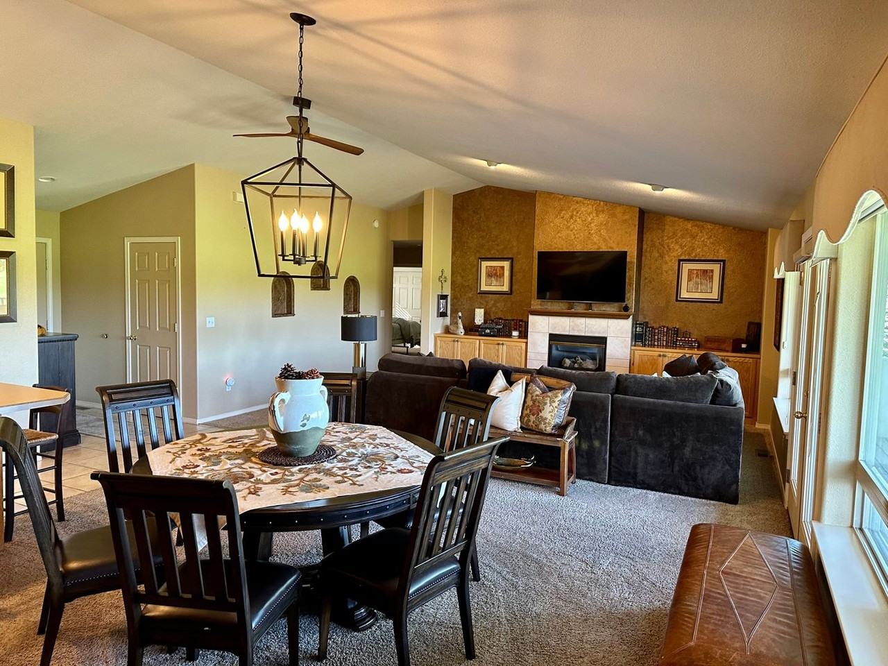 725 Hanks St - Photo 2 of 25