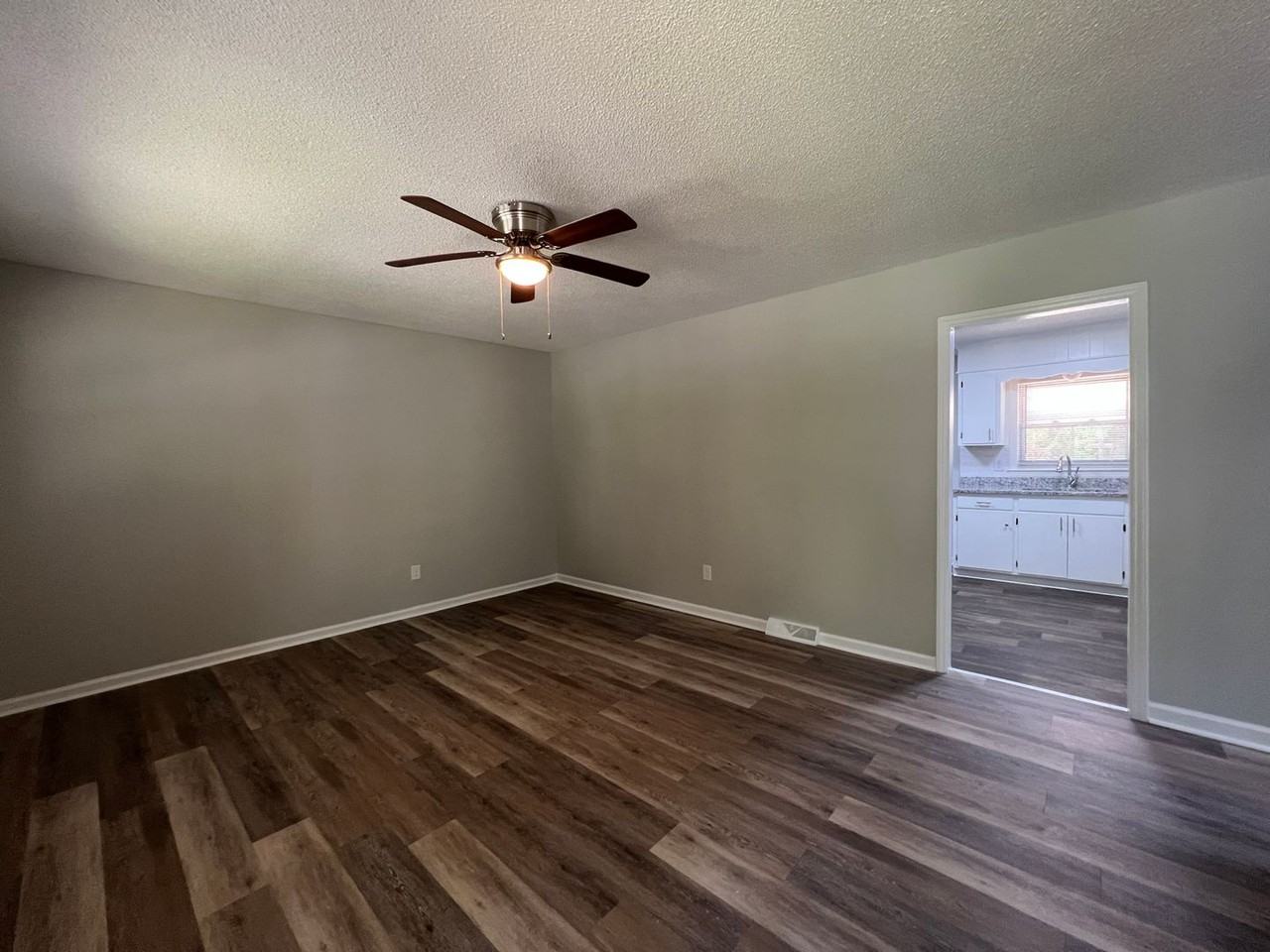 610 Belfast Dr - Photo 3 of 11
