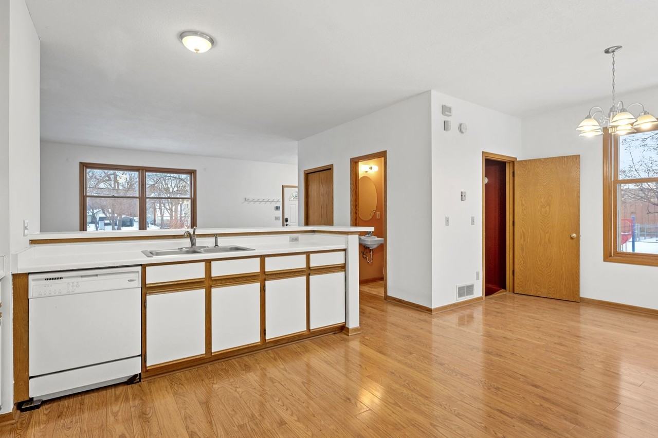 708 19th Ave S - Photo 4 of 32