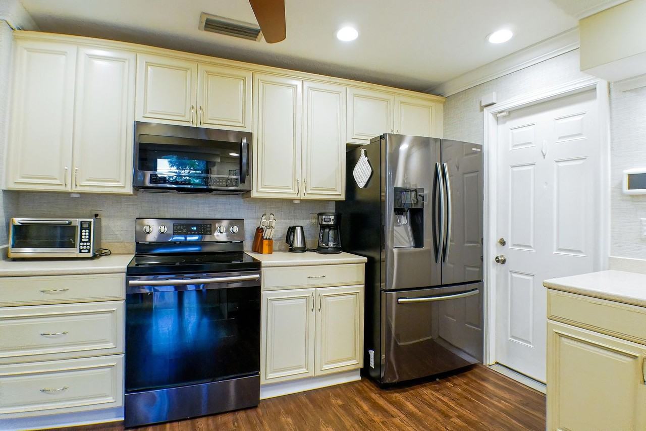 7189 Vassar Dr - Photo 3 of 18