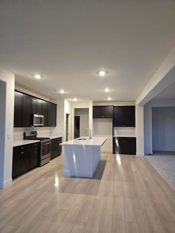 1206 Lovelock St - Photo 2 of 8