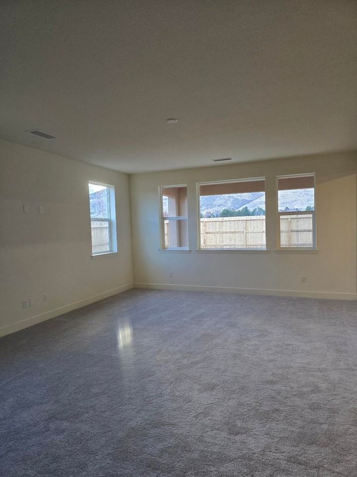 1206 Lovelock St - Photo 4 of 8