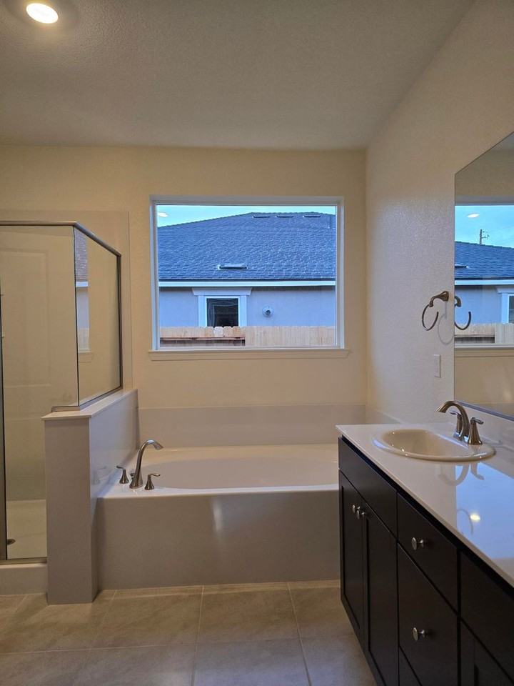 1206 Lovelock St - Photo 6 of 8