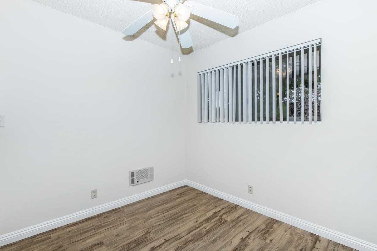 3553 Emerald St - Photo 2 of 18