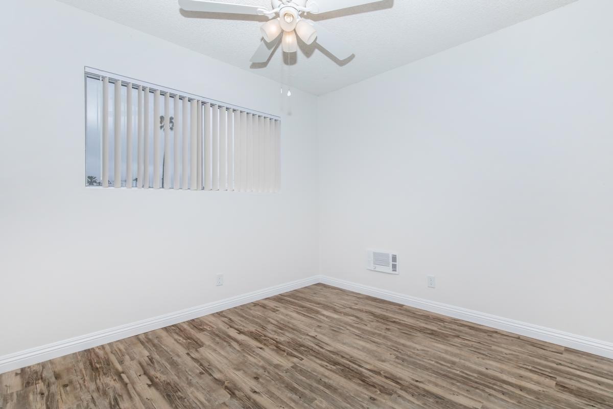 3553 Emerald St - Photo 3 of 18