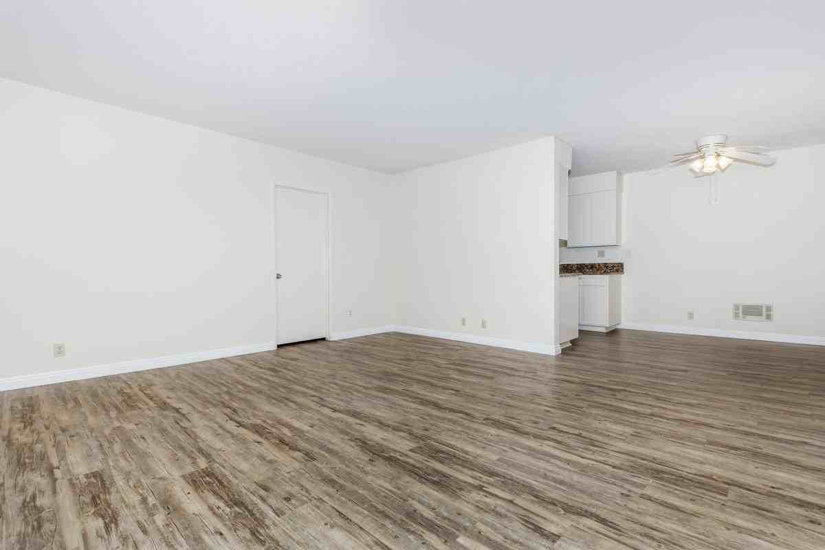 3553 Emerald St - Photo 4 of 18