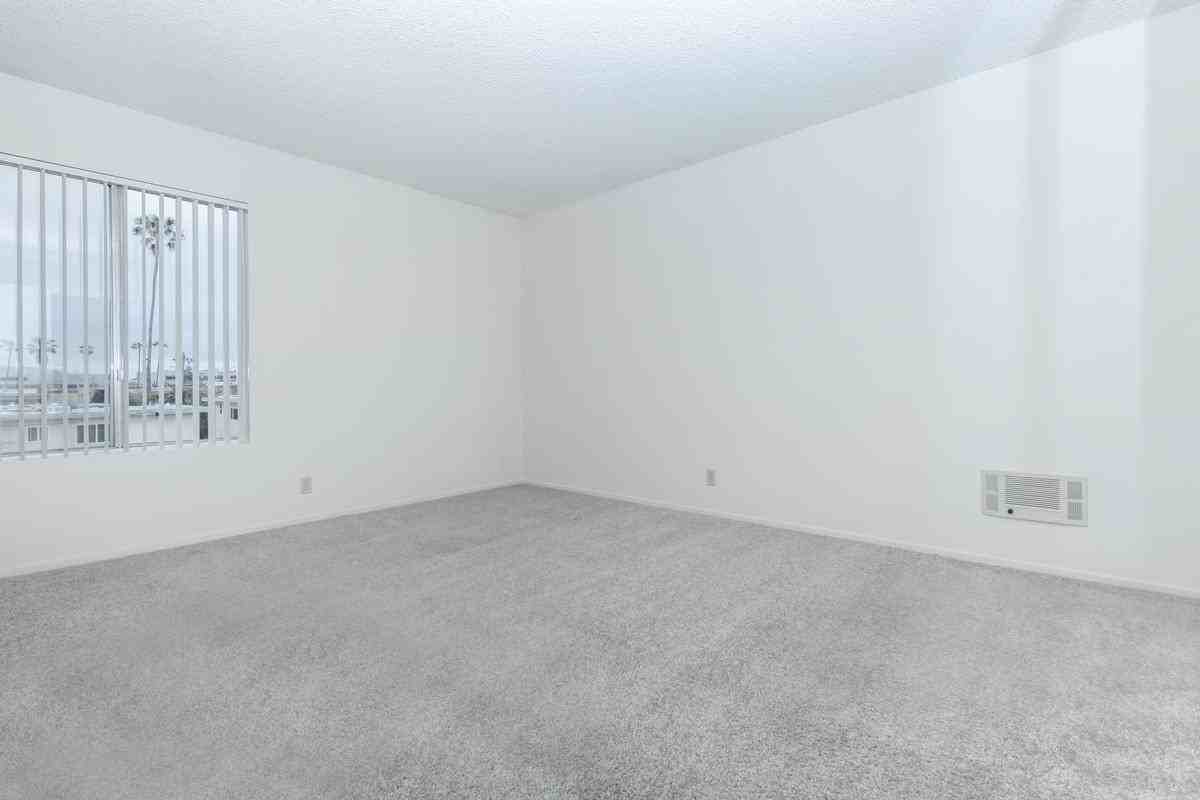 3553 Emerald St - Photo 5 of 18