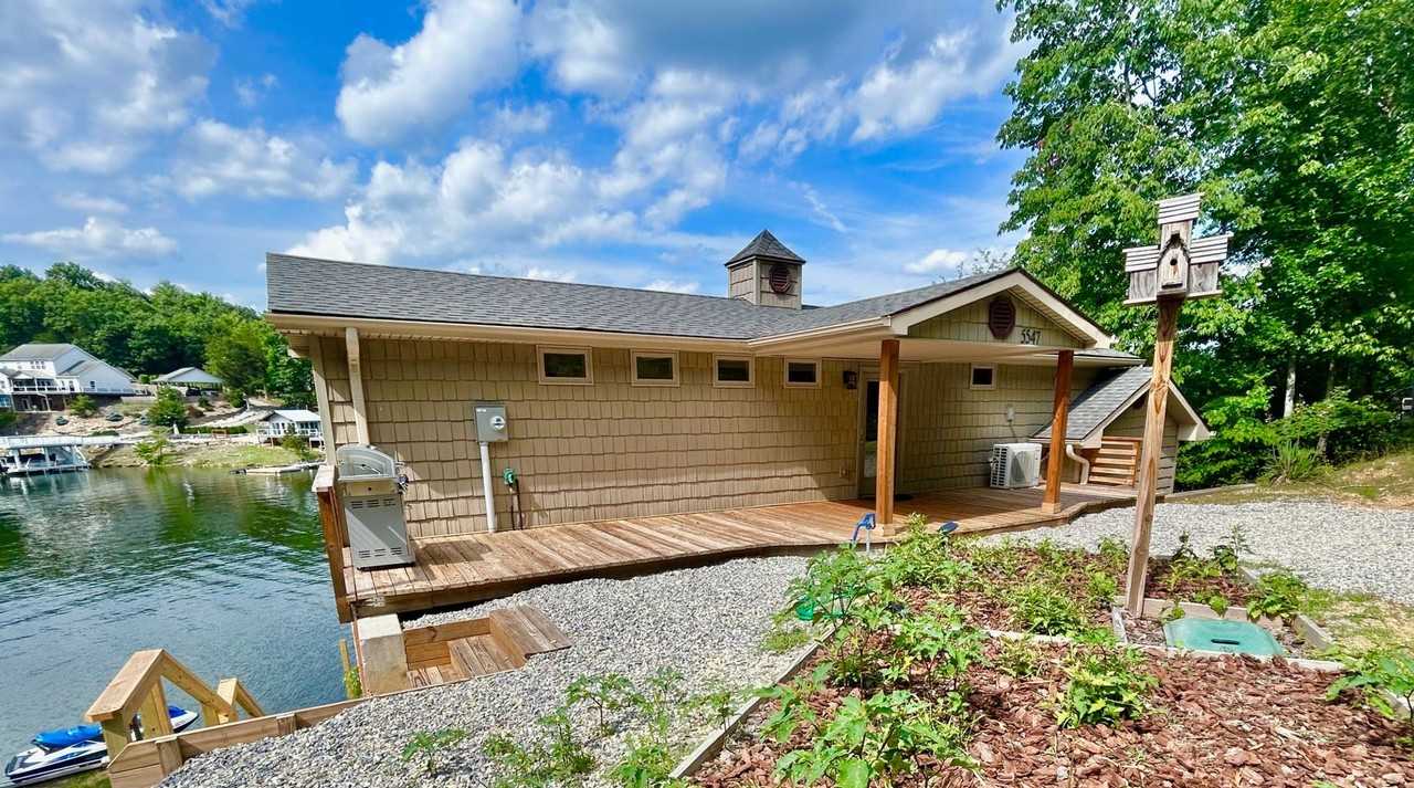 5547 Skewes Ln - Photo 2 of 37