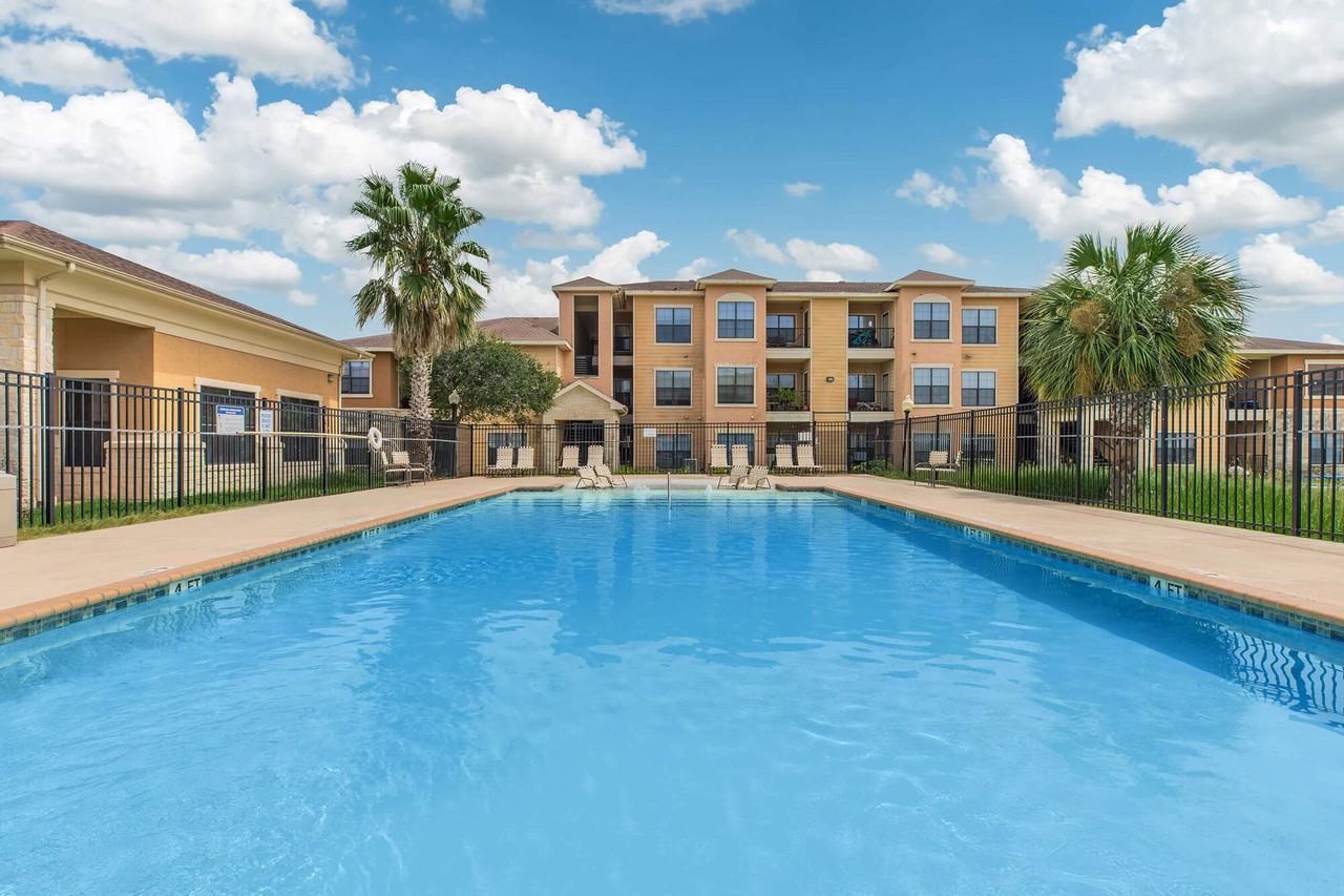 Navigation Pointe - Photo 2 of 12