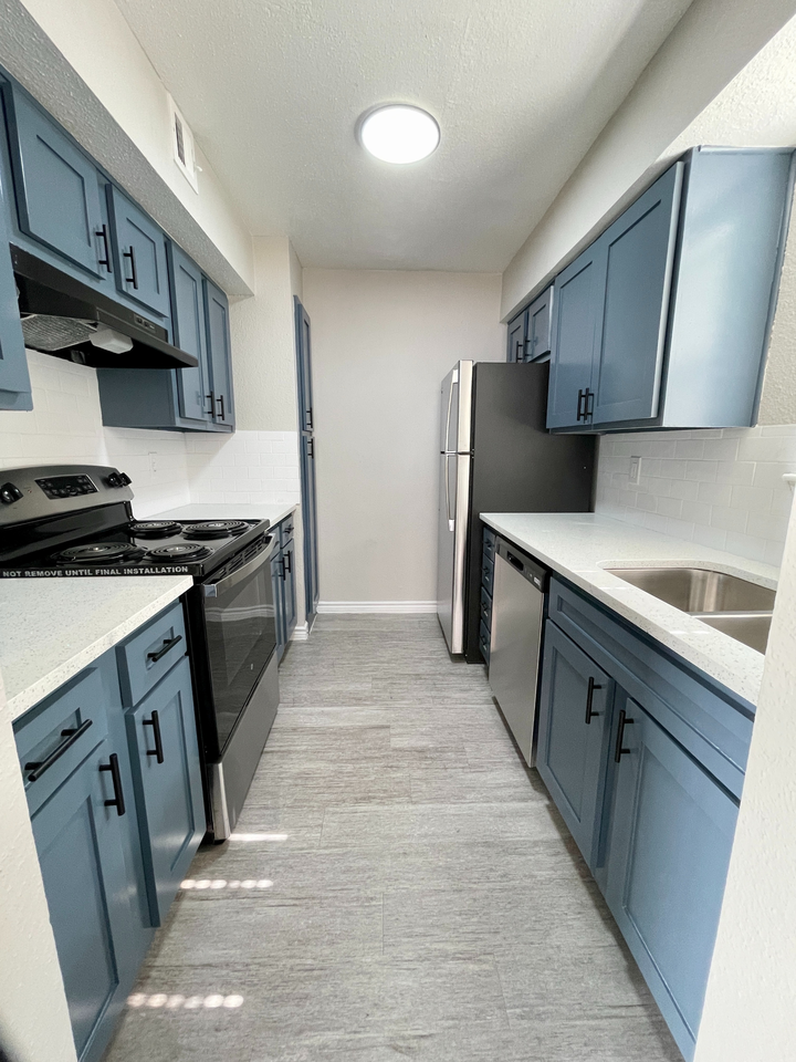 Bayou Park Apartments - Photo 2 of 14