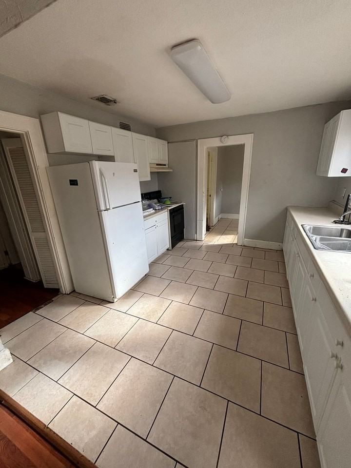 2112 Seminole Blvd S - Photo 2 of 7