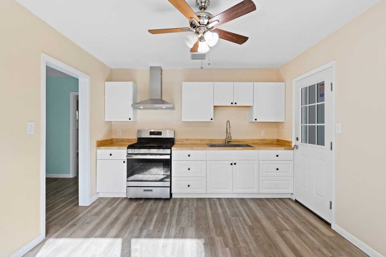 922 Northeast 5th Place - Photo 4 of 15