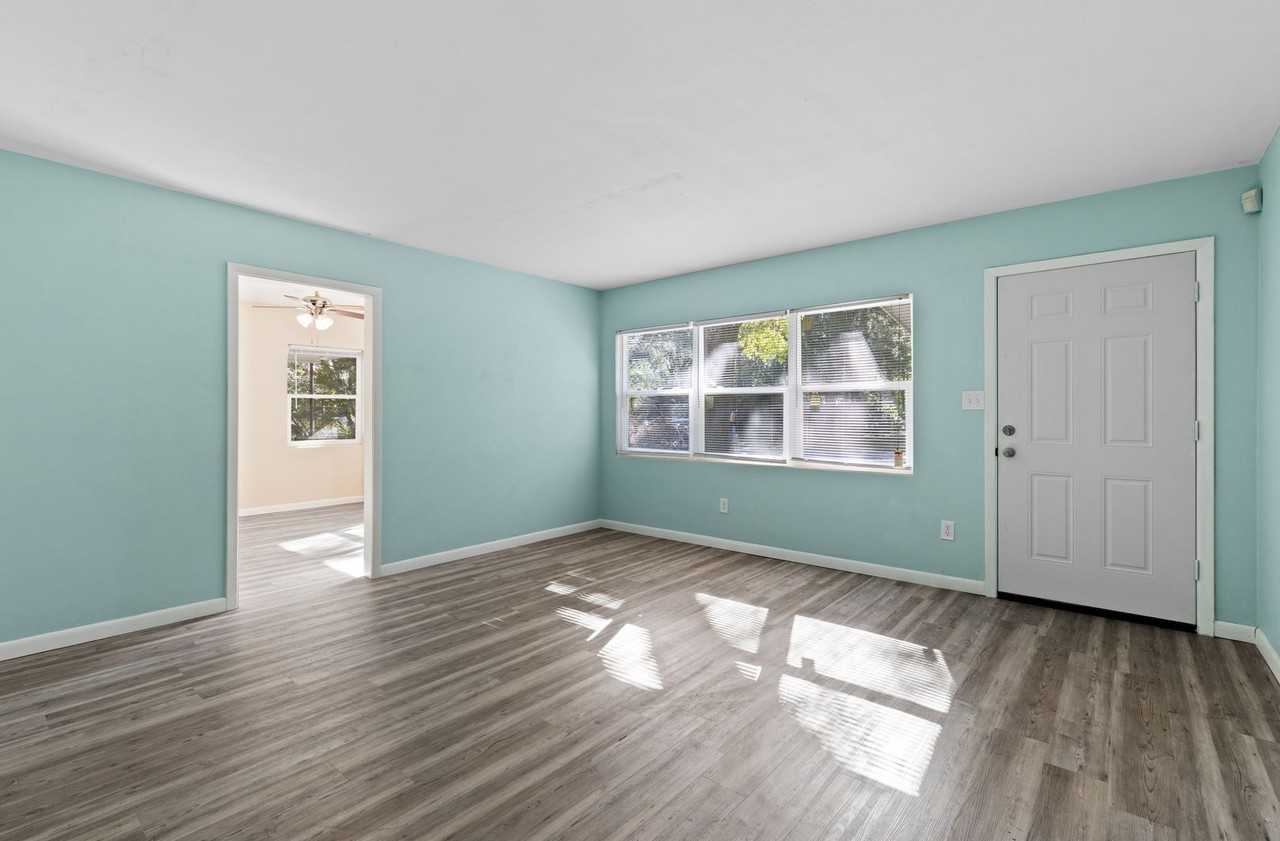 922 Northeast 5th Place - Photo 6 of 15