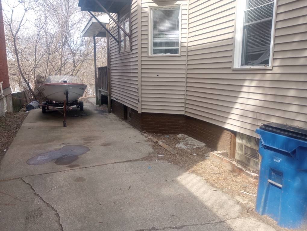 224 Howland Ave - Photo 5 of 10