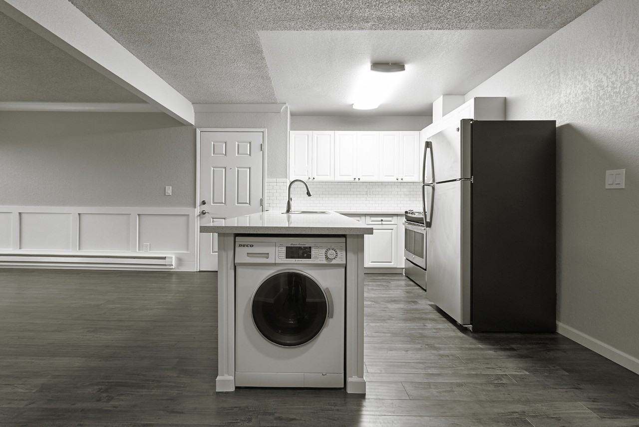 Breakwater Apartments - Photo 5 of 27