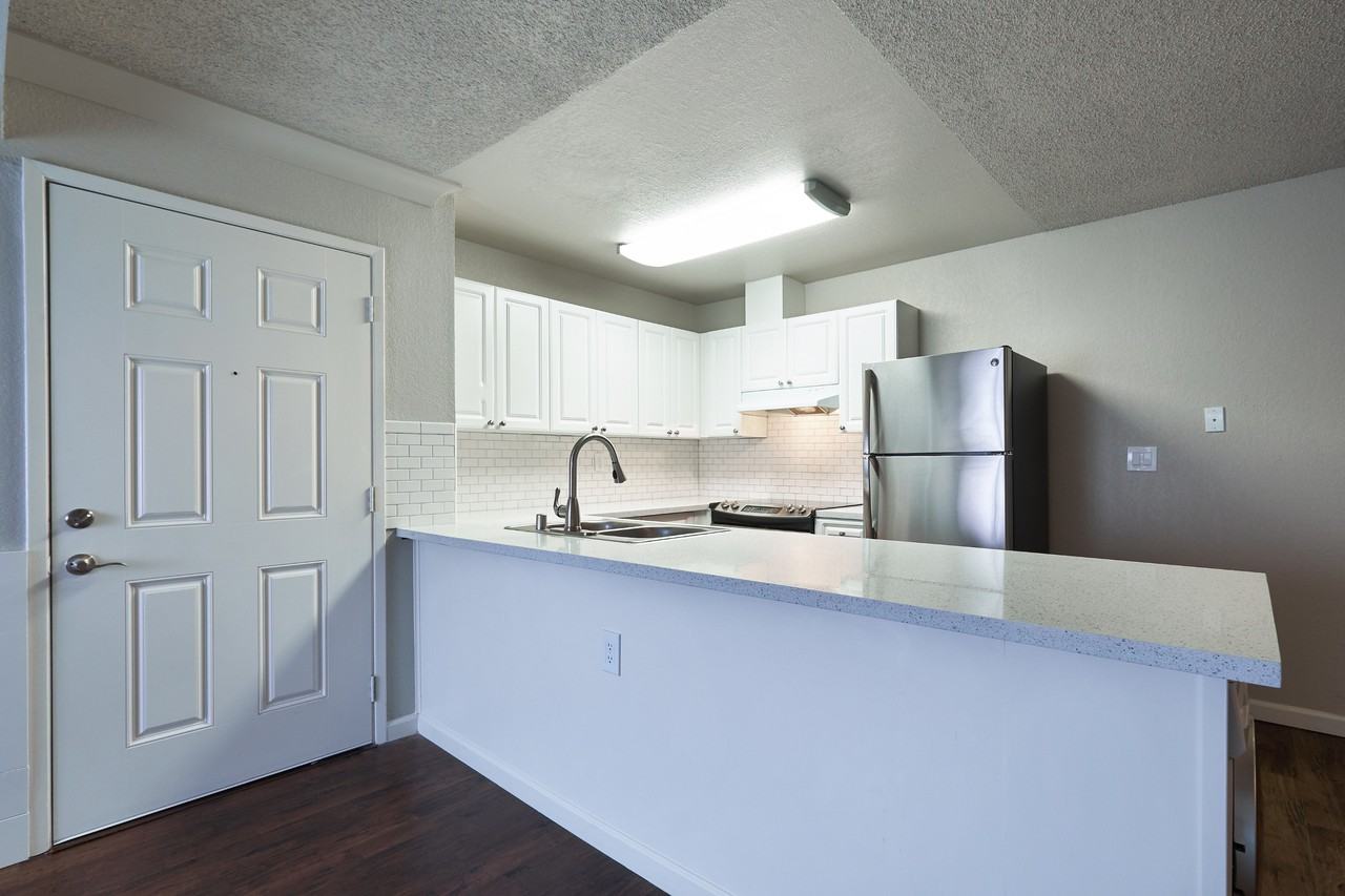 Breakwater Apartments - Photo 6 of 27