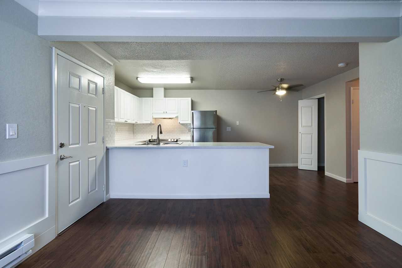 Breakwater Apartments - Photo 7 of 27