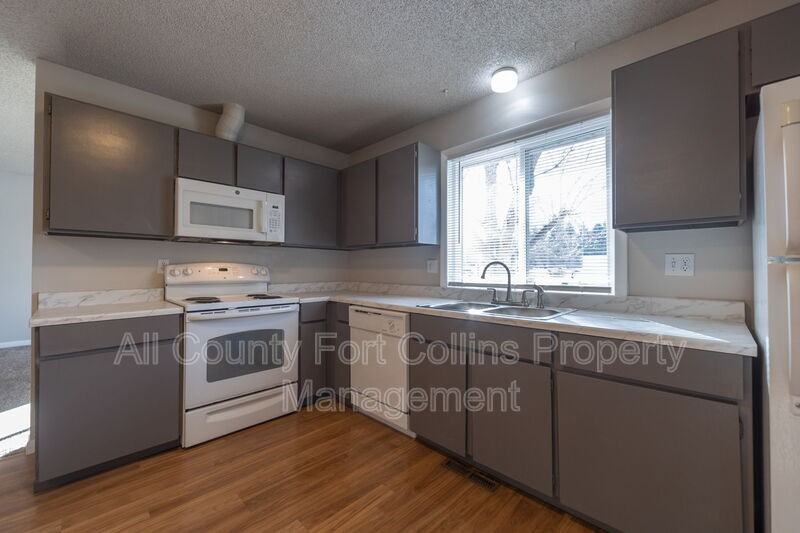 2812 Parklake Dr - Photo 2 of 16