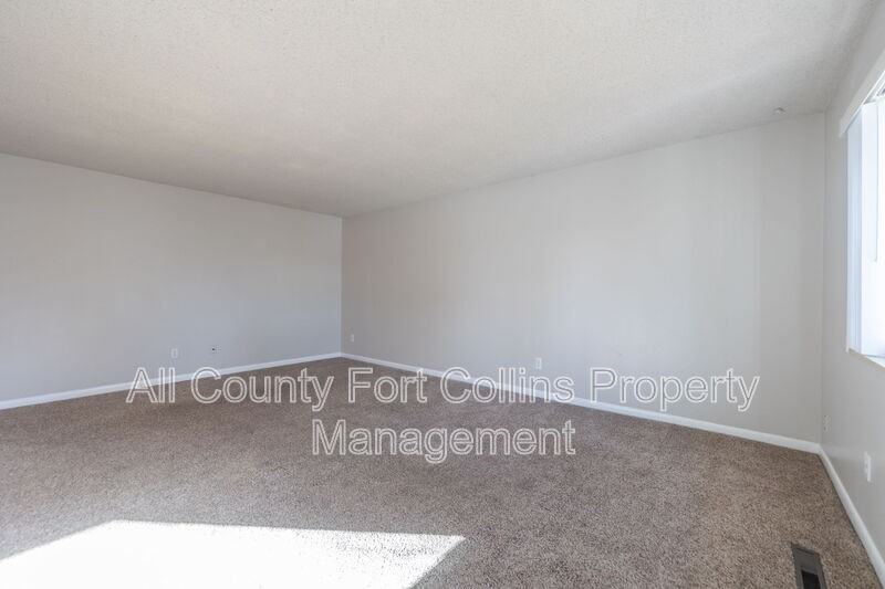 2812 Parklake Dr - Photo 4 of 16