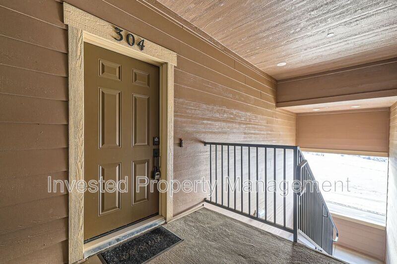 9962 W Victoria Pl #304 - Photo 3 of 12