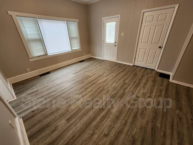 2528 S 8th St - Photo 3 of 16