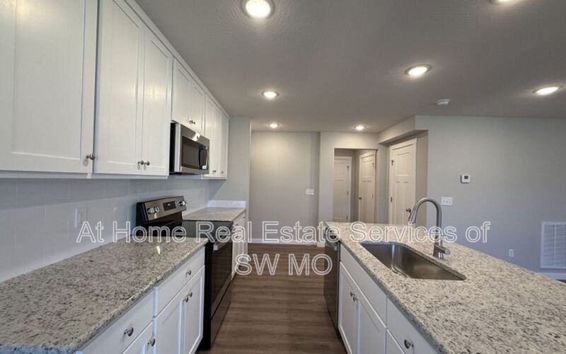 1002 S Rimes Ave - Photo 4 of 12