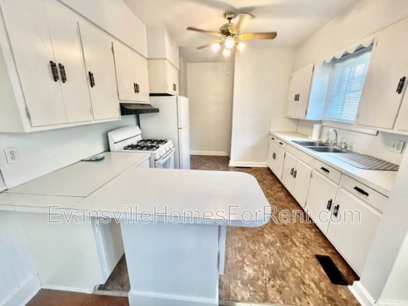 1929 E Mulberry St - Photo 4 of 12