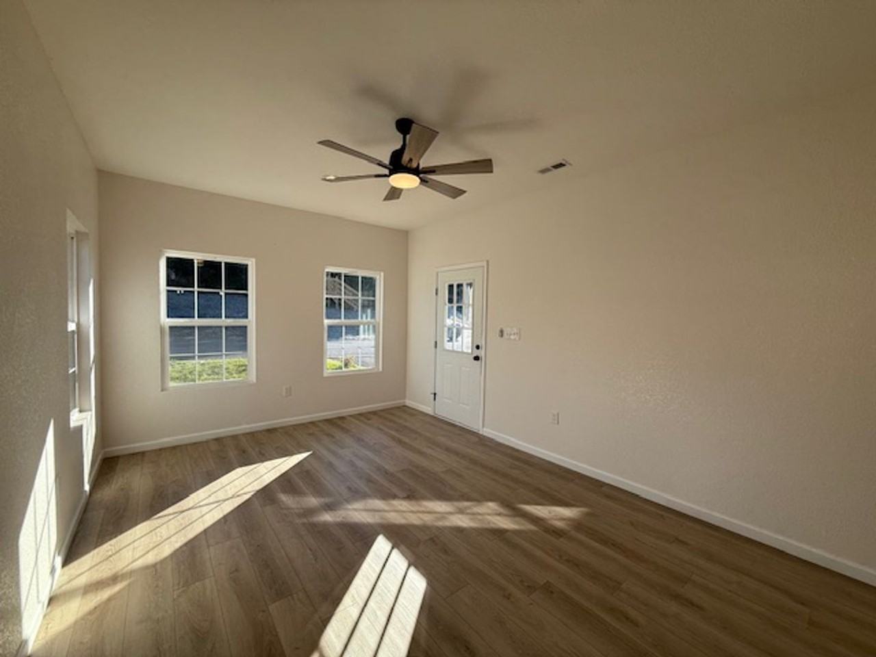 2215 Sand Ct - Photo 3 of 12