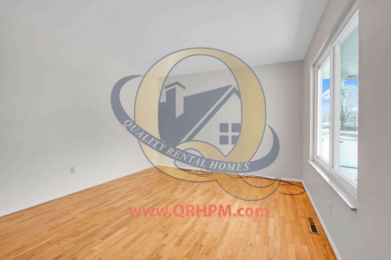 5197 Daval Dr - Photo 3 of 17