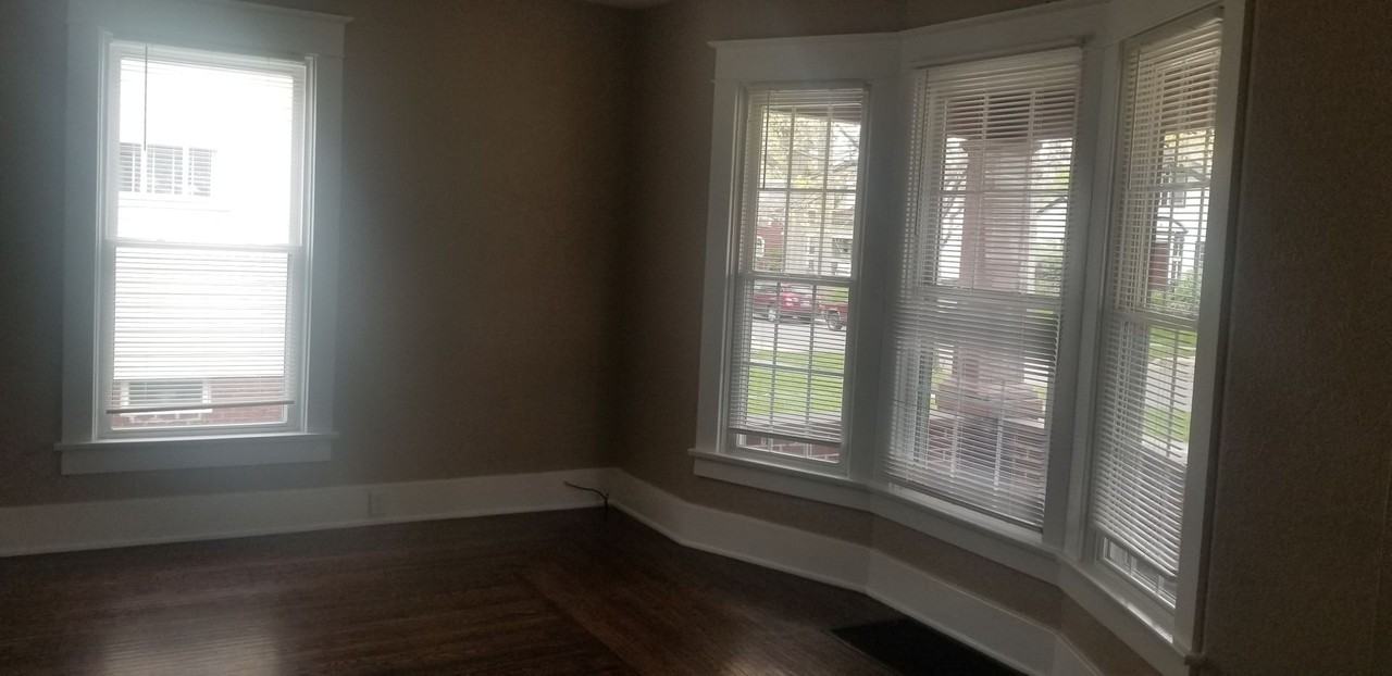 921 W Oakdale Dr - Photo 3 of 15