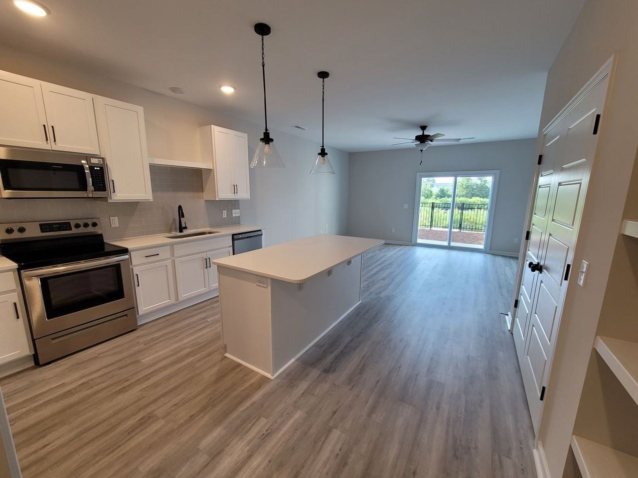 8381 Paramount Pt - Photo 4 of 22