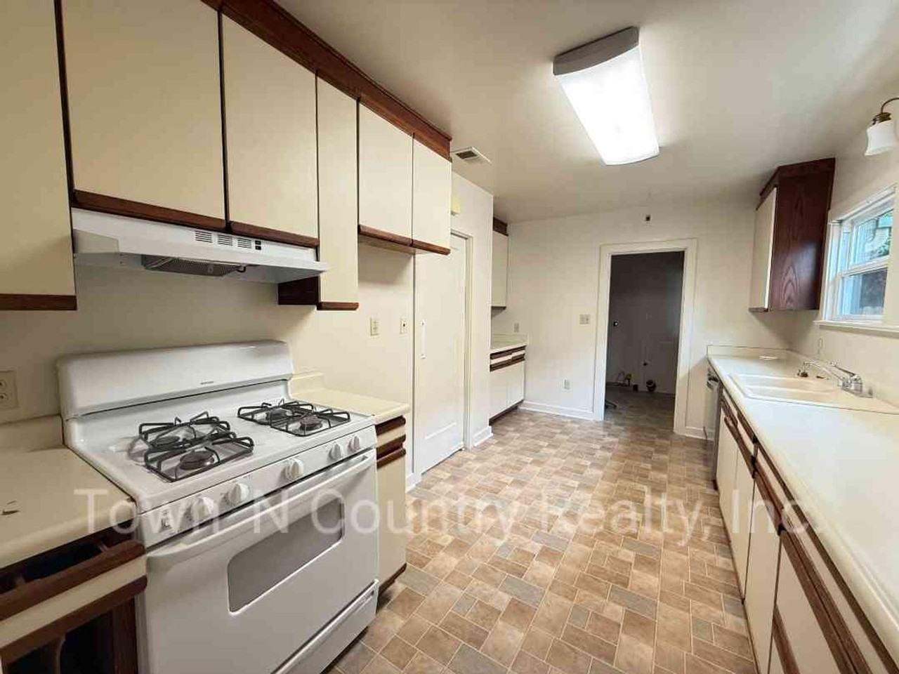 139 Chestnut St - Photo 2 of 11