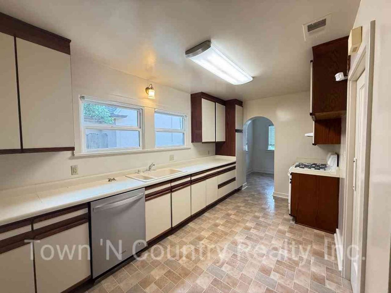 139 Chestnut St - Photo 3 of 11