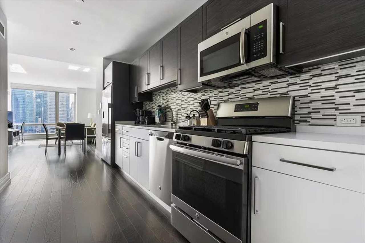 555 10th Ave #1026613P - Photo 5 of 18