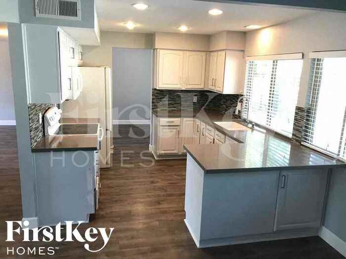 15444 N 23rd Ave - Photo 3 of 14