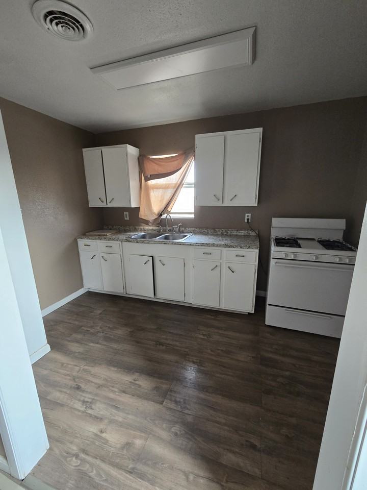 277 E Darby Rd #NA - Photo 2 of 11