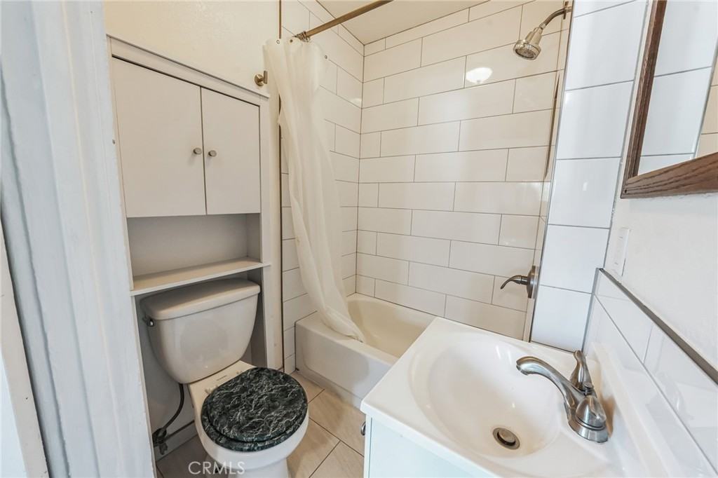 1028 S Grand Ave #NA - Photo 2 of 8