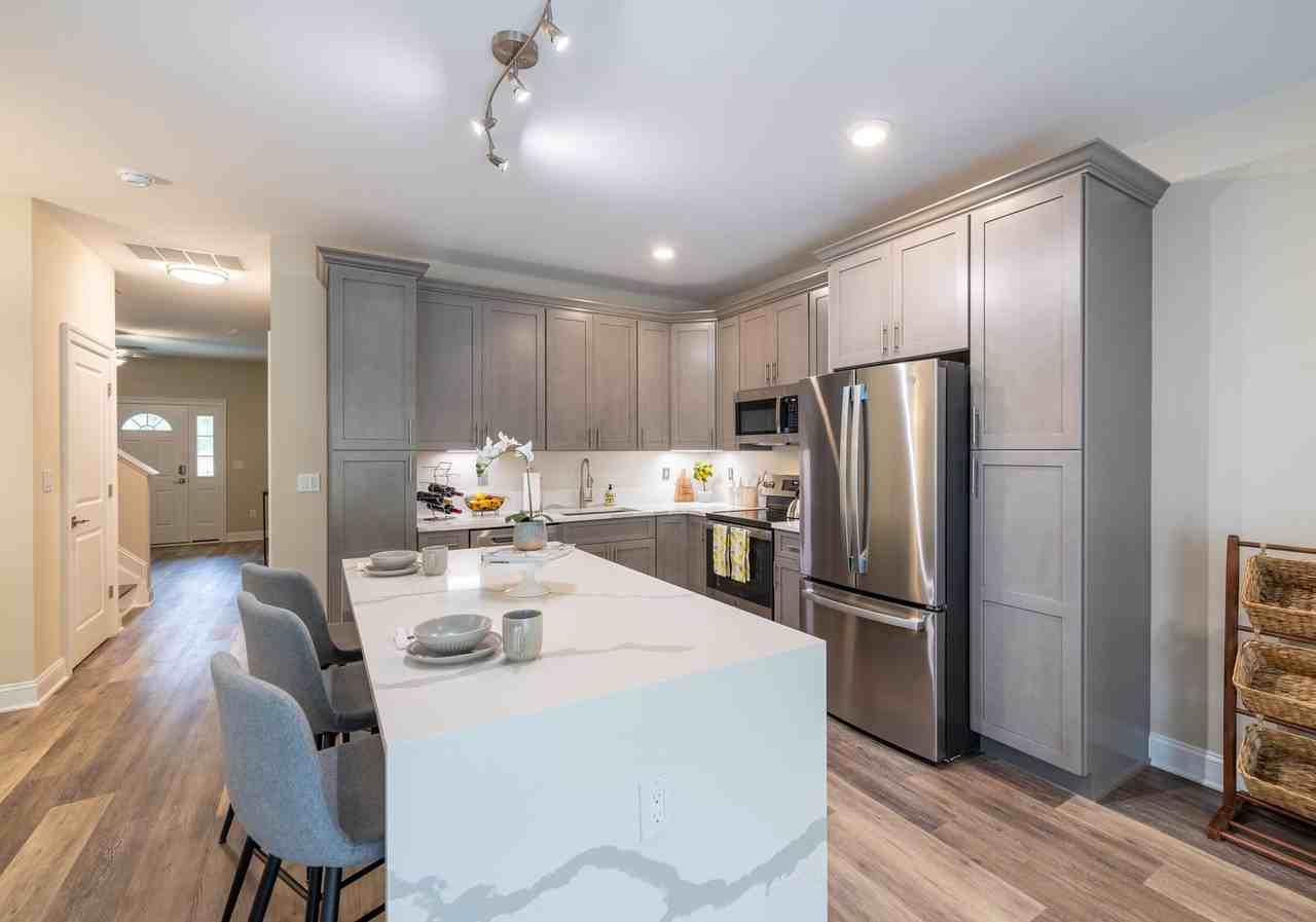 Luxury 3 Bed / 2.5 Bath Townhouse for Rent - Photo 6 of 21