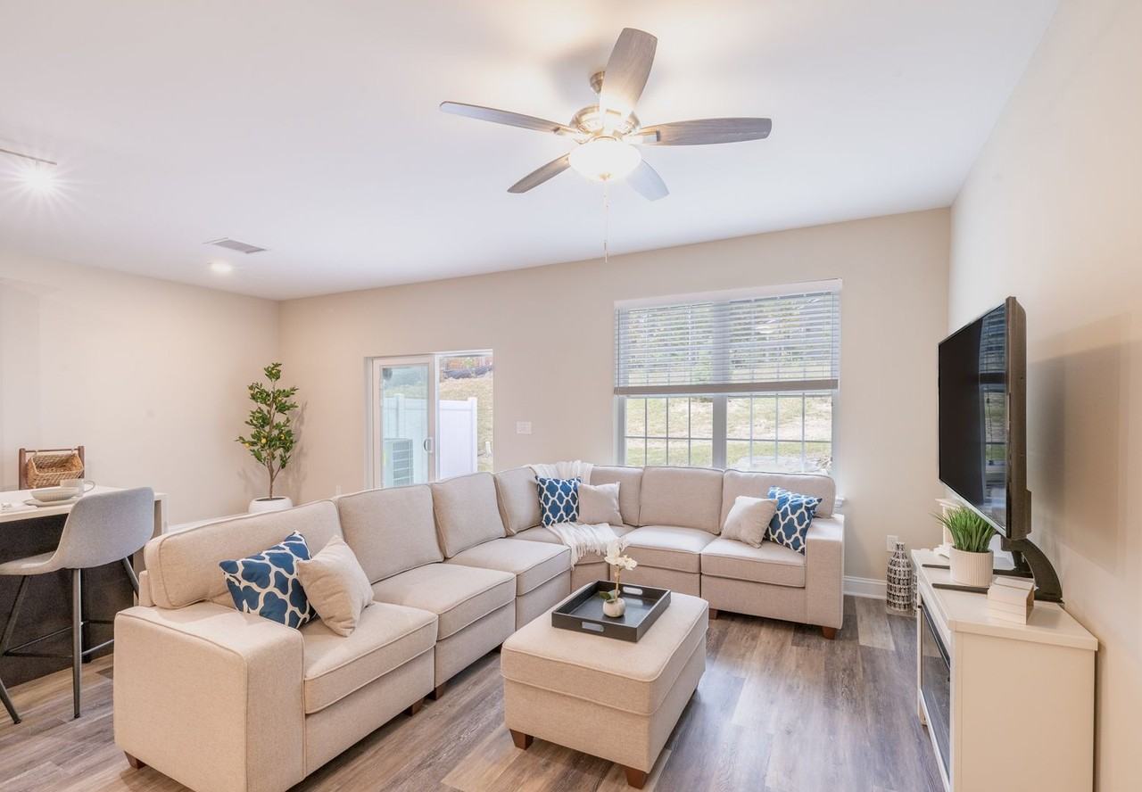 Luxury 3 Bed / 2.5 Bath Townhouse for Rent - Photo 7 of 21