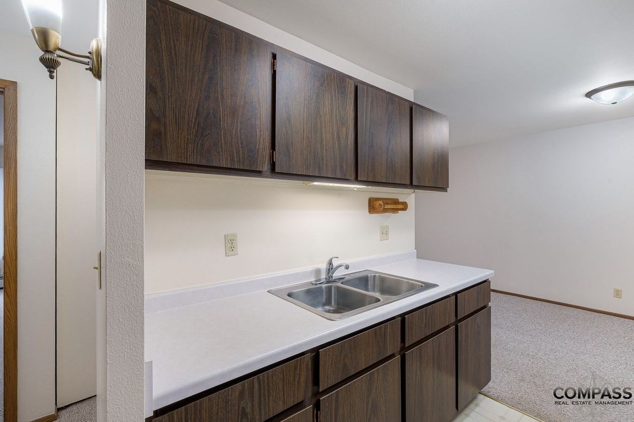 Half Moon Lake Apartments - Photo 4 of 37