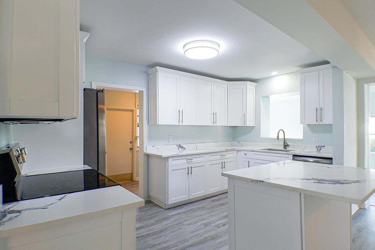 4370 Deleon St - Photo 2 of 18