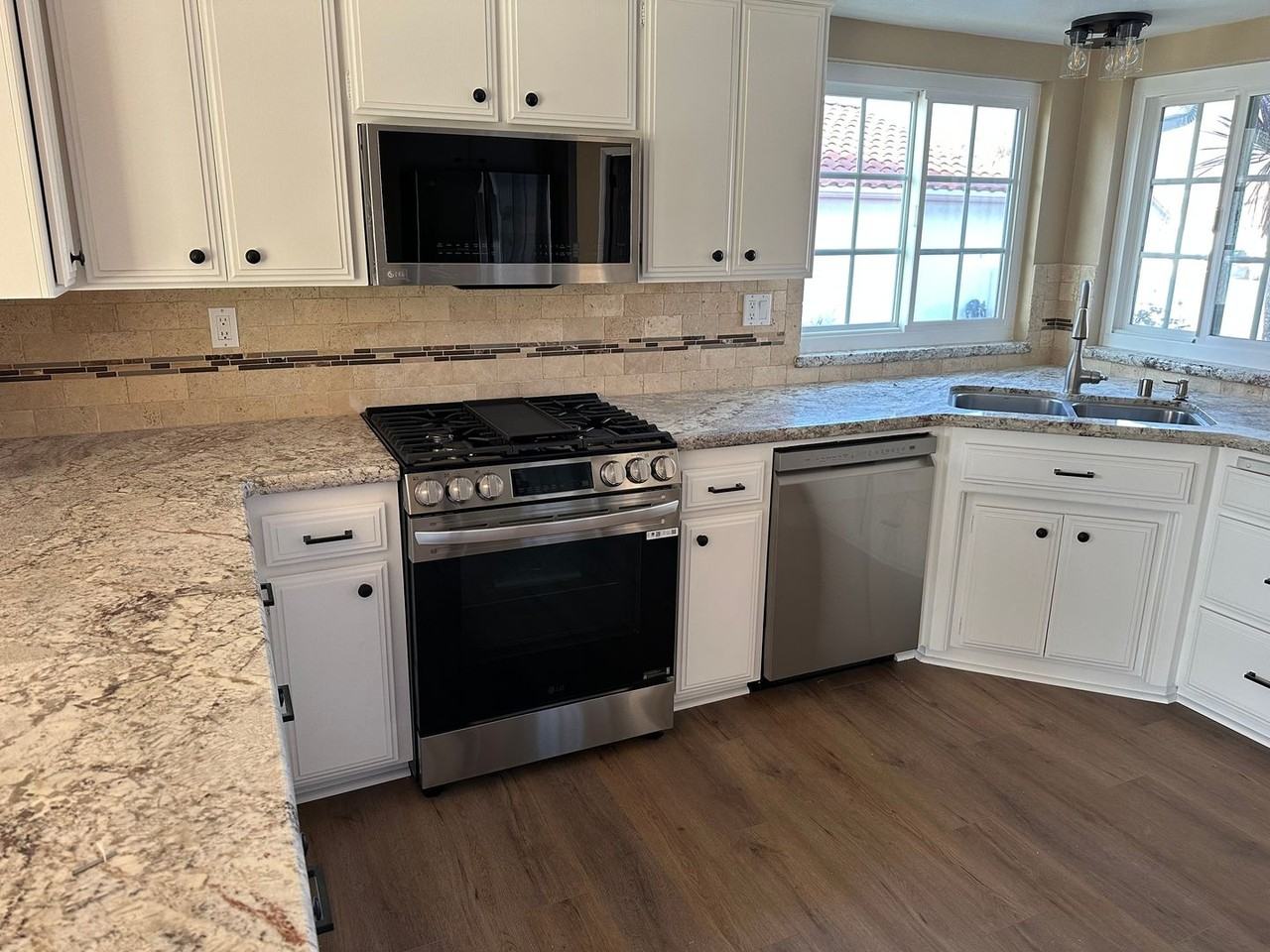 932 Torrey Pines Dr - Photo 3 of 17