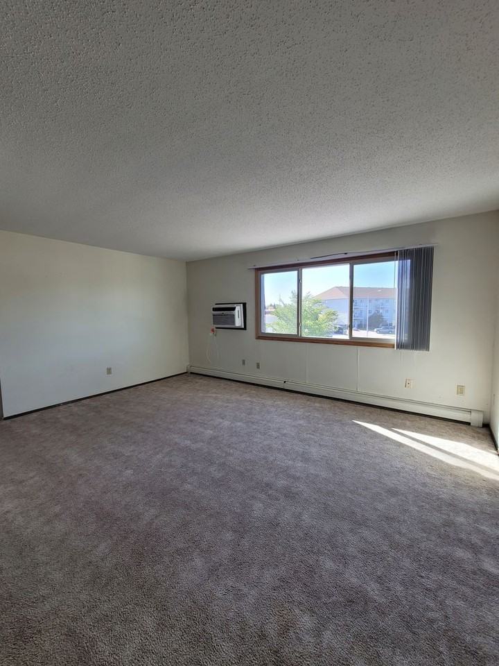 Ashton - Photo 2 of 5