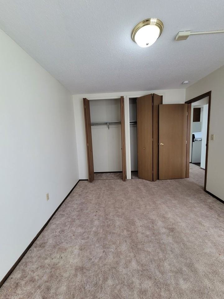 Ashton - Photo 3 of 5