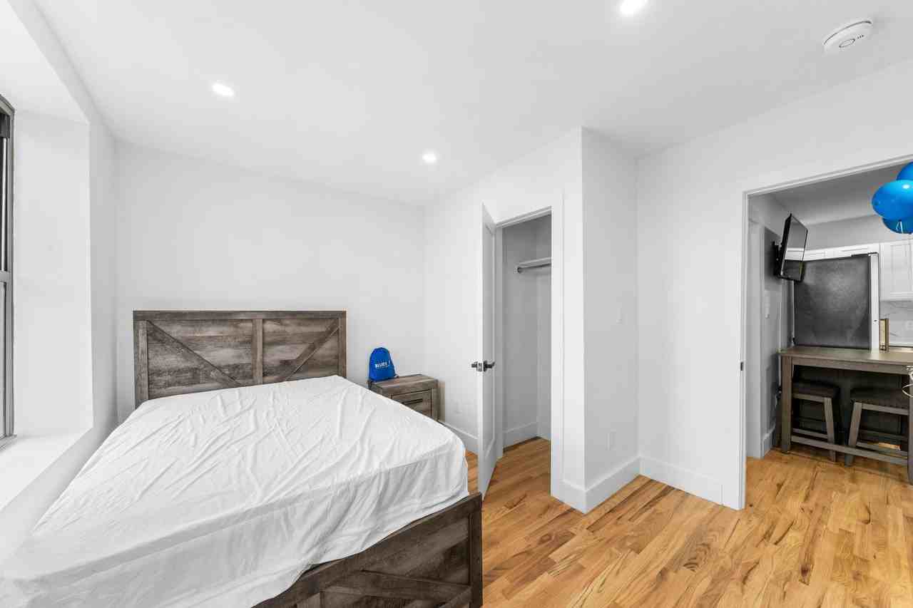 2505-2509 Hoffman BH LLC (2505) - Photo 4 of 50