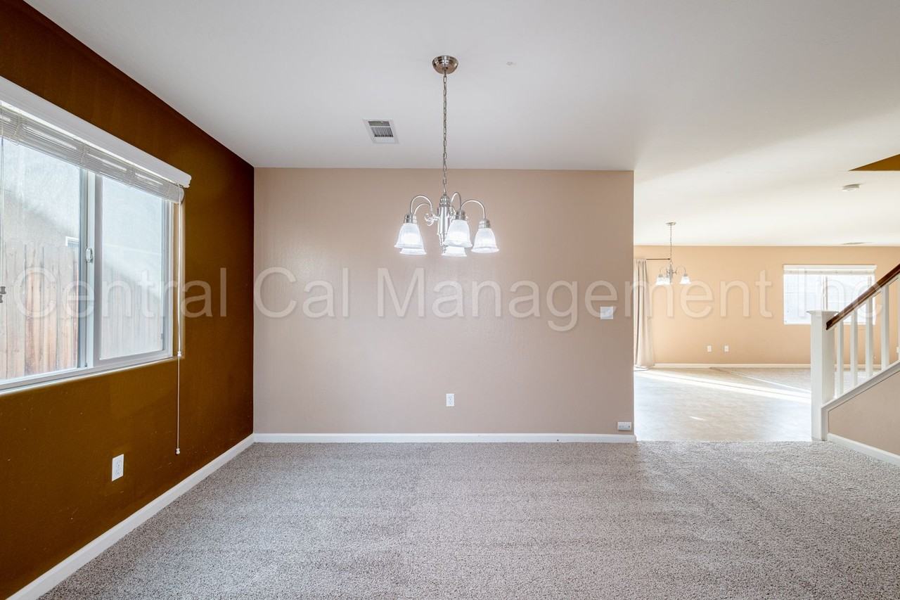 11723 Holabird Ave - Photo 4 of 30